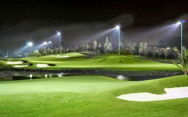 Ánh sáng huyền ảo của Sân golf Tân Sơn Nhất về đêm