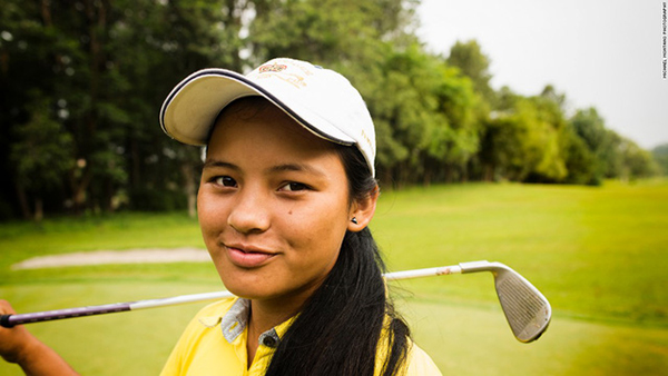 Chơi golf bằng cành cây, cô gái 18 tuổi thay đổi lịch sử