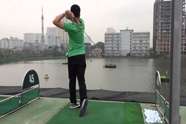 Tập golf ở sân tập 88 Lê Văn Lương