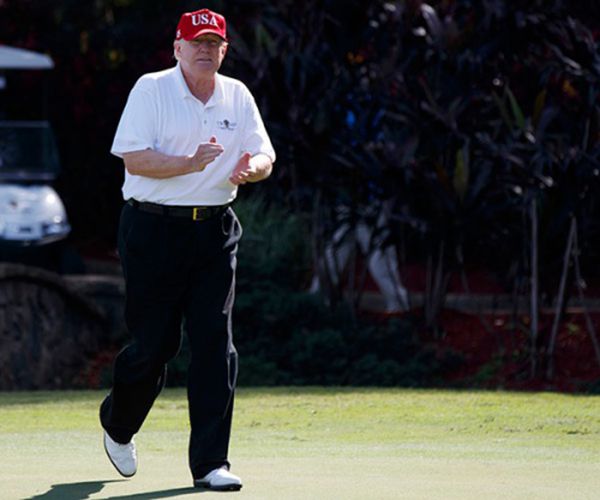 Trump bị chỉ trích vì chơi golf 